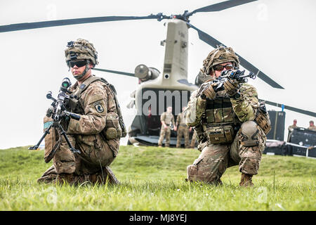 HOHENFELS, Deutschland - Sky Soldaten aus dem ersten Bataillon, 503Rd Infanterie Regiment, 173Rd Airborne Brigade abbauen ein CH-47 Chinook und Perimeter Sicherheit während der Ausbildung für ein Nacht Air Assault Übung bei der Gemeinsamen Warfighter Bewertung Sonntag, 22. April 2018. Nach dem Einfügen, Fallschirmjäger werden Angriff eine objektive und Schlüssel Gelände nutzen. Stockfoto