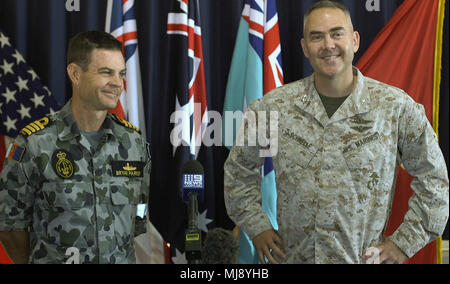 Us Marine Corps Oberst James Schnelle, kommandierender Offizier der Marine Rotational Force-Darwin und Stellvertretender Kommandant Northern Command CAPT Bryan Parker, der Royal Australian Navy halten eine Pressekonferenz in Larrakeyah Verteidigung Revier, Darwin, Northern Territory, Australien, 23. April 2018. MRF-D wurde vom ehemaligen US-Präsident Barack Obama und der ehemalige australische Premierminister Julia Gillard 2011 aufzubauen und Partnerschaften in der pazifischen Region stärken. Rund 1.500 Marines sollen in Ausbildung Veranstaltungen rund um das Land zu beteiligen. (U.S. Marine Corps Foto von Cpl. Andrew Pie Stockfoto