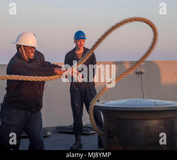 180421-N-GR 168-0079 MITTELMEER (21. April 2018) Chief's Bootsmann Mate William Dahn jr., von Monrovia, Liberia, zeigt, wie der Weg von einer Winde an Bord der San Antonio-Klasse amphibious Transport dock Schiff USS New York (LPD 21) April 21, 2018 zu nehmen. New York, homeported in Mayport, Florida, ist die Durchführung von naval Operations in den USA 6 Flotte Bereich der Maßnahmen zur Unterstützung der US-amerikanischen nationalen Sicherheit Interesse in Europa und Afrika. (U.S. Marine Foto von Mass Communication Specialist 2. Klasse Lyle Wilkie/Freigegeben) Stockfoto