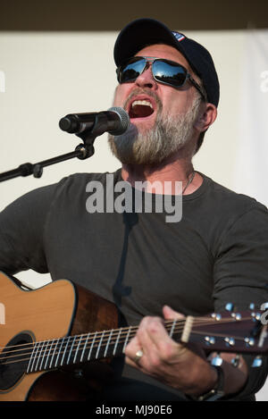 Country Music Artist Craig Morgan führt während eines USO Vielfalt zeigen an Yokota Air Base, Japan; der erste Anschlag auf die jährlichen Stellvertretender Vorsitzender des USO-Tour, 22. April 2018. Komiker Jon Stewart, Country Musik Künstler Craig Morgan, Starkoch Robert Irvine, professionelle Kämpfer Max "gesegnet" Holloway und Paige VanZant und NBA-Legende Richard "Rip" Hamilton Gen. Selva auf einer Tour durch die Welt, wie Sie service Mitglieder Übersee besuchen Sie sie für ihren Dienst und Opfer zu danken. (DoD Foto von U.S. Army Sgt. James K. McCann) Stockfoto