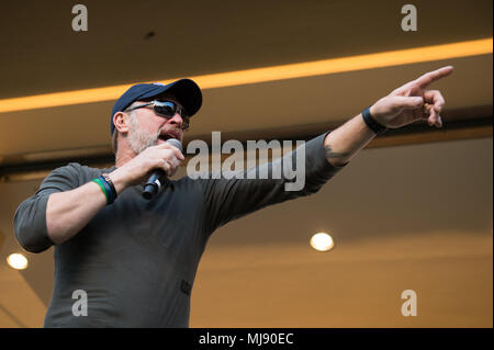 Country Music Artist Craig Morgan führt während eines USO Vielfalt zeigen an Yokota Air Base, Japan; der erste Anschlag auf die jährlichen Stellvertretender Vorsitzender des USO-Tour, 22. April 2018. Komiker Jon Stewart, Country Musik Künstler Craig Morgan, Starkoch Robert Irvine, professionelle Kämpfer Max "gesegnet" Holloway und Paige VanZant und NBA-Legende Richard "Rip" Hamilton Gen. Selva auf einer Tour durch die Welt, wie Sie service Mitglieder Übersee besuchen Sie sie für ihren Dienst und Opfer zu danken. (DoD Foto von U.S. Army Sgt. James K. McCann) Stockfoto