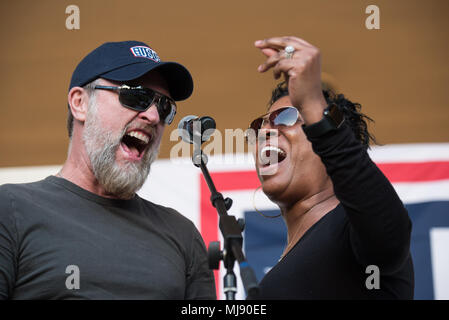 Country Music Artist Craig Morgan führt mit einer Freiwilligen während eines USO Vielfalt zeigen an Yokota Air Base, Japan; der erste Anschlag auf die jährlichen Stellvertretender Vorsitzender des USO-Tour, 22. April 2018. Komiker Jon Stewart, Country Musik Künstler Craig Morgan, Starkoch Robert Irvine, professionelle Kämpfer Max "gesegnet" Holloway und Paige VanZant und NBA-Legende Richard "Rip" Hamilton Gen. Selva auf einer Tour durch die Welt, wie Sie service Mitglieder Übersee besuchen Sie sie für ihren Dienst und Opfer zu danken. (DoD Foto von U.S. Army Sgt. James K. McCann) Stockfoto