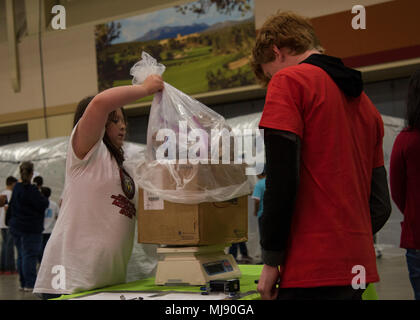 Studenten aus lokalen Albuquerque Schulen beteiligen sich an Air Force Research Lab Mission zum Mars mit dem Albuquerque Convention Center in Albuquerque, N.M., April 20. Die Mars Missionen der fünften Klasse Flug bietet Studenten die Möglichkeit, bei der Planung und Durchführung einer simulierten bemannten Mission zum Mars, Ihr Ziel ist es, eine Kolonie der Lebensräume, die das Leben erhalten können. (U.S. Air Force Foto: Staff Sgt. J.D. Strong II) Stockfoto