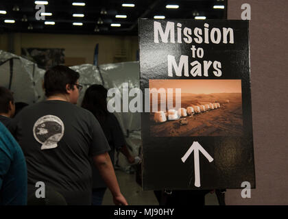 Studenten aus lokalen Albuquerque Schulen beteiligen sich an Air Force Research Lab Mission zum Mars mit dem Albuquerque Convention Center in Albuquerque, N.M., April 20. Die Mars Missionen der fünften Klasse Flug bietet Studenten die Möglichkeit, bei der Planung und Durchführung einer simulierten bemannten Mission zum Mars, Ihr Ziel ist es, eine Kolonie der Lebensräume, die das Leben erhalten können. (U.S. Air Force Foto: Staff Sgt. J.D. Strong II) Stockfoto