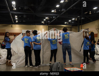 Studenten aus lokalen Albuquerque Schulen beteiligen sich an Air Force Research Lab Mission zum Mars mit dem Albuquerque Convention Center in Albuquerque, N.M., April 20. Die Mars Missionen der fünften Klasse Flug bietet Studenten die Möglichkeit, bei der Planung und Durchführung einer simulierten bemannten Mission zum Mars, Ihr Ziel ist es, eine Kolonie der Lebensräume, die das Leben erhalten können. (U.S. Air Force Foto: Staff Sgt. J.D. Strong II) Stockfoto