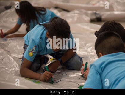 Studenten aus lokalen Albuquerque Schulen beteiligen sich an Air Force Research Lab Mission zum Mars mit dem Albuquerque Convention Center in Albuquerque, N.M., April 20. Die Mars Missionen der fünften Klasse Flug bietet Studenten die Möglichkeit, bei der Planung und Durchführung einer simulierten bemannten Mission zum Mars, Ihr Ziel ist es, eine Kolonie der Lebensräume, die das Leben erhalten können. (U.S. Air Force Foto: Staff Sgt. J.D. Strong II) Stockfoto