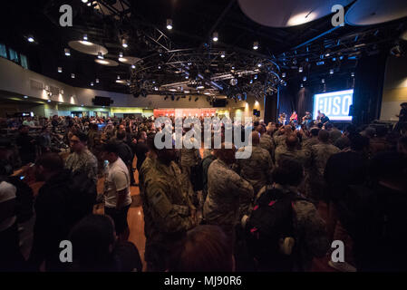 Country Music Artist Craig Morgan führt die USO zeigen am Osan Flughafen, der Republik Korea, der zweite Anschlag auf der jährlichen Stellvertretender Vorsitzender des USO-Tour, 23. April 2018. Komiker Jon Stewart, Country Musik Künstler Craig Morgan, Starkoch Robert Irvine, professionelle Kämpfer Max 'Gesegnet' Holloway und Paige VanZant und NBA-Legende Richard "Rip" Hamilton Gen. Selva auf einer Tour durch die Welt, wie Sie service Mitglieder Übersee besuchen Sie sie für ihren Dienst und Opfer zu danken. (DoD Foto von U.S. Army Sgt. James K. McCann) Stockfoto