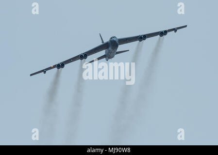 Ein US Air Force B-52 Stratofortress vom 93rd Bomb Squadron, Barksdale Air Force Base, La., fliegt eine Antenne Demonstration über den Ohio River, 21. April 2018, während der Donner über Louisville air show in Louisville, Ky. Die Kentucky Air National Guard wieder einmal diente als Ausgangsbasis für militärische Flugzeuge die Teilnahme an der Show, die wesentliche Wartungs- und logistische Unterstützung. (U.S. Air National Guard Foto von Oberstleutnant Dale Greer) Stockfoto