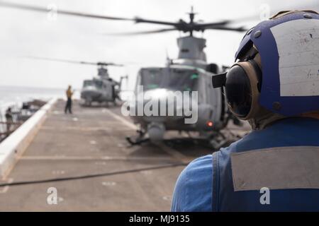 180419-N-GR 168-0104 MITTELMEER (19. April 2018) der Luftfahrt Bootsmann Mate (Handling) Airman Adrian Lopez aus Fontana, Kalifornien, steht der Landung einweisende Watch auf dem Flugdeck der San Antonio eingetragen - Klasse amphibious Transport dock Schiff USS New York (LPD 21) April 19, 2018. New York, homeported in Mayport, Flaorida, ist die Durchführung naval Operations in den USA 6 Flotte Bereich der Operationen. (U.S. Marine Foto von Mass Communication Specialist 2. Klasse Lyle Wilkie/Freigegeben) Stockfoto