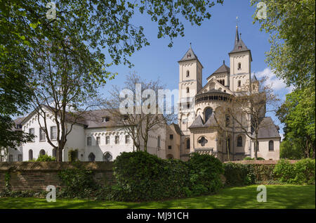 Brauweiler in Pulheim, Abteikirche St. Nikolaus, Gesamtanlage, Blick von Nordosten Stockfoto