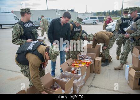 180424-N-ST 458-0348 NAVAL SUPPORT STANDORT REDZIKOWO, Polen (Apr. 24, 2018). Naval Support Facility (NSF) Redzikowo Segler erhalten Lebensmittel an die Basisstation gesendet von den Vereinigten Service Organisationen (USO). NSF Redzikowo ist die Marine neueste Installation und den ersten US-Marine Einbau in Polen. Ihre Operationen, die Reaktionsfähigkeit der US-amerikanischen und alliierten Truppen zur Unterstützung der Marine der Region Europa, Afrika, Asien (NAVEURAFSWA) mission Dienstleistungen zur Flotte, Kämpfer und Familie zur Verfügung zu stellen. (U.S. Marine Foto von Leutnant Josie Lynne Lenny/Freigegeben) Stockfoto