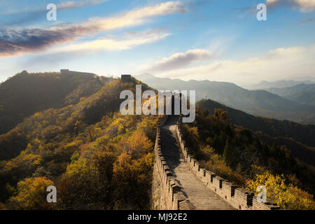 China die Große Mauer Fernsicht komprimierte Türme und wandsegmente Herbst in den Bergen in der Nähe von Beijing alte chinesische Festung militärischen l Stockfoto