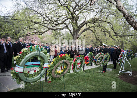 Die Teilnehmer besuchen Mit einer Kranzniederlegung im Geist der Elbe Marker in Abschnitt 7A der Arlington National Cemetery, Arlington, Virginia, 24. April 2018. Der Marker lautet: "In Anerkennung der Zusammenarbeit von Amerikanischen, sowjetischen und alliierten Streitkräfte während des Zweiten Weltkrieges. Diese Markierung symbolisiert die Verbindung der sowjetischen und amerikanischen Elementen an der Elbe am 15. April 1945. In Gedenken an die Partnerschaft im Kampf gegen Tyrannei." (US-Armee Foto von Elizabeth Fraser/Arlington National Cemetery/freigegeben) Stockfoto