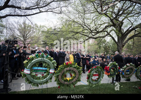 Die Teilnehmer besuchen Mit einer Kranzniederlegung im Geist der Elbe Marker in Abschnitt 7A der Arlington National Cemetery, Arlington, Virginia, 24. April 2018. Der Marker lautet: "In Anerkennung der Zusammenarbeit von Amerikanischen, sowjetischen und alliierten Streitkräfte während des Zweiten Weltkrieges. Diese Markierung symbolisiert die Verbindung der sowjetischen und amerikanischen Elementen an der Elbe am 15. April 1945. In Gedenken an die Partnerschaft im Kampf gegen Tyrannei." (US-Armee Foto von Elizabeth Fraser/Arlington National Cemetery/freigegeben) Stockfoto