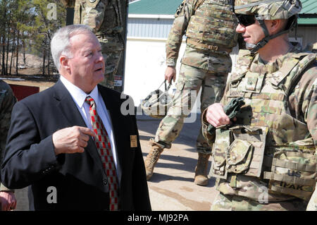 Armee finden Botschafter Timothy Irische, Nebraska, spricht mit Brig. Gen. Tony L. Wright, stellvertretender Kommandierender General, 88th Bereitschaft Division, während die Armee finden Botschafter Orientierung bewirtet durch die 88Th RD am Fort McCoy, Wisconsin, April 23. Stockfoto