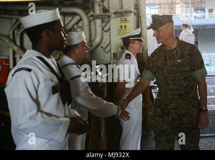 Generalleutnant Rex McMillian, Kommandierender General der Marine Reserve, wird von Marineangehörigen kurz nach dem Boarding USS Kearsarge während Marine Woche New Orleans, 24. April 2018 begrüßt. Marine Woche ist ein Ereignis, das New Orleans eine Chance, Zeugnis maritimen Fähigkeiten. (U.S. Marine Corps Foto von Samuel Lyden) Stockfoto