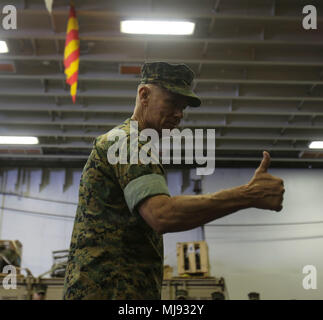 Generalleutnant Rex McMillian, Kommandierender General der Marine Reserve, gibt ein Daumen hoch, nachdem er eine Ansprache an eine Gruppe von Marines an Bord der USS Kearsarge während Marine Woche New Orleans, 24. April 2018. Marine Woche ist ein Ereignis, das New Orleans eine Chance, Zeugnis maritimen Fähigkeiten. (U.S. Marine Corps Foto von Lance Cpl. Samuel Lyden) Stockfoto