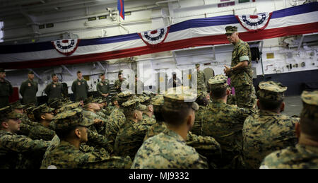 Generalleutnant Rex McMillian, Kommandierender General der Marine Reserve, spricht zu einer Gruppe von Marines an Bord der USS Kearsarge während Marine Woche New Orleans, 24. April 2018. Marine Woche New Orleans Vitrinen Navy und Marine Corps warfighting Fähigkeiten und die Möglichkeit bietet, um die Öffentlichkeit über die Interoperabilität zwischen den Diensten erfahren. (U.S. Marine Corps Foto von Lance Cpl. Samuel Lyden) Stockfoto