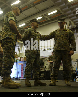 Generalleutnant Rex McMillian, Kommandierender General der Marine Reserve (links) Sergeant Scott Wiesen (Mitte) und Lieutenant Colonel Andrew Del Gaudio (rechts) gratuliert Sgt. Wiesen für das Gewinnen der Louisiana Meeresfrüchte Koch - weg an Bord der USS Kearsarge, 24. April 2018. Marine Woche ist ein Ereignis, das New Orleans eine Chance, Zeugnis maritimen Fähigkeiten. (U.S. Marine Corps Foto von Lance Cpl. Samuel Lyden) Stockfoto