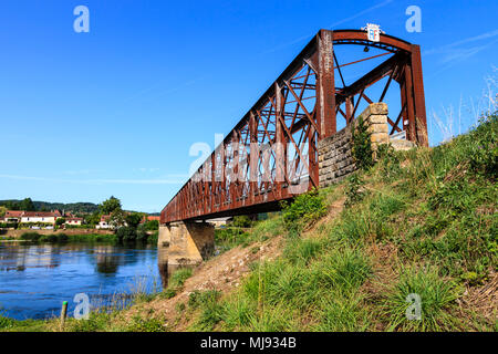 Le Pont du Garrit ist eine historische Brücke, die den Fluss Dordogne in der Nähe von St Cyprien, Perigord Noir, Frankreich Stockfoto