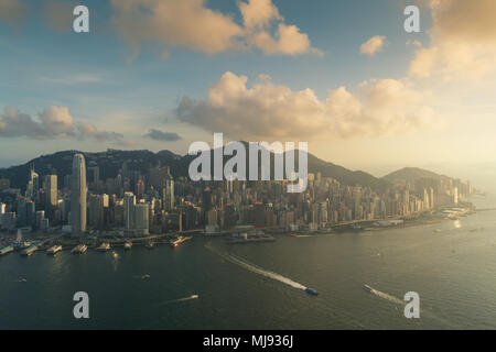 Luftaufnahme von Hong Kong Skyline und Victoria Hafen bei Sonnenuntergang in Hongkong. Asien. Stockfoto