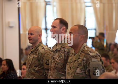 Ansbach, Deutschland, April 24, 2018. Eine Änderung der Verantwortung Zeremonie für die 1-3 Angriff Reconnaissance Bataillon (ARB) Command Sergeant Major statt von Steuben Community Center in Katterbach Army Airfield. Die ausgehende Befehl Sgt. Maj. Michael V. Telesco Hände über die Pflicht, den eingehenden Befehl Sgt. Maj. Jose A. Rodriguez. 1-3 ARB Kommandeur, Oberstleutnant John Morris den Vorsitz über die Zeremonie. (U.S. Armee Foto von visuellen Informationen Spezialist Eugen Warkentin) Stockfoto