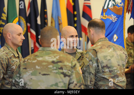 Ansbach, Deutschland, April 24, 2018. Eine Änderung der Verantwortung Zeremonie für die 1-3 Angriff Reconnaissance Bataillon (ARB) Command Sergeant Major statt von Steuben Community Center in Katterbach Army Airfield. Die ausgehende Befehl Sgt. Maj. Michael V. Telesco Hände über die Pflicht, den eingehenden Befehl Sgt. Maj. Jose A. Rodriguez. 1-3 ARB Kommandeur, Oberstleutnant John Morris den Vorsitz über die Zeremonie. (U.S. Armee Foto von visuellen Informationen Spezialist Eugen Warkentin) Stockfoto