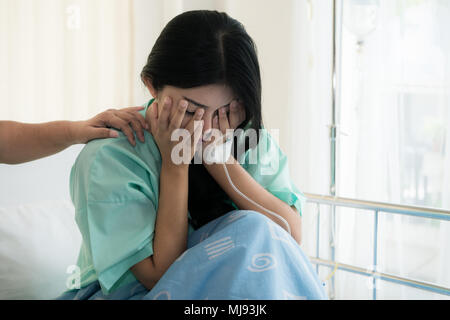 Asiatische junge Frau, Patient, schlechte Nachrichten, Frau, Patient ist verzweifelt und weinte. Ihre Mutter Unterstützung und tröstend ihre Patienten mit Sympathie. Stockfoto