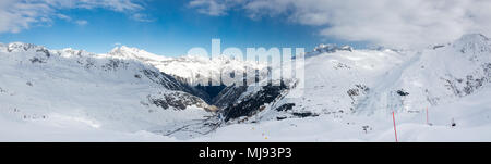 Schöne Aussicht auf die schneebedeckten Alpen von gemsstock Höhepunkt im Kanton Uri in der Schweiz Stockfoto