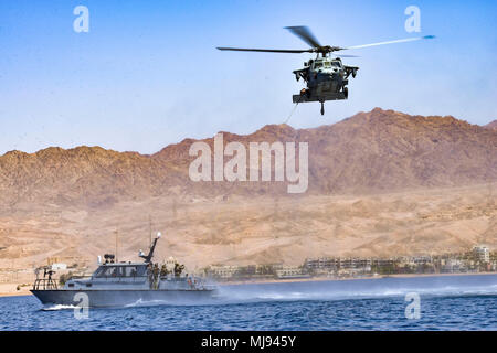 AQABA, Jordanien (24. April 2018) - ein MH-60S mit Hubschrauber Meer Combat Squadron 28 angeschlossen an die USS Iwo Jima (LHD7) senkt eine Rettung Wurf beim Üben Unfallversicherung Evakuierung mit einem patrouillenboot von Royal Jordanian Marine bekämpfen Boote Gruppe während der Übung eifrig, Lion, 24. April 2018. Eifrig Lion ist ein schlußstein Ausbildung Engagement, die US-Streitkräfte und der Jordan Streitkräfte eine Gelegenheit, die in einer Koalition Umwelt zu proben und neue Wege, um gemeinsam Gefahren für die regionale Sicherheit und die Sicherheit im Seeverkehr verbessern. (U.S. Marine Foto von Masse C Stockfoto