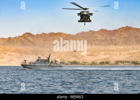 AQABA, Jordanien (24. April 2018) - ein MH-60S mit Hubschrauber Meer Combat Squadron 28 angeschlossen an die USS Iwo Jima (LHD7) senkt eine Rettung Wurf beim Üben Unfallversicherung Evakuierung mit einem patrouillenboot von Royal Jordanian Marine bekämpfen Boote Gruppe während der Übung eifrig, Lion, 24. April 2018. Eifrig Lion ist ein schlußstein Ausbildung Engagement, die US-Streitkräfte und der Jordan Streitkräfte eine Gelegenheit, die in einer Koalition Umwelt zu proben und neue Wege, um gemeinsam Gefahren für die regionale Sicherheit und die Sicherheit im Seeverkehr verbessern. (U.S. Marine Foto von Masse Stockfoto