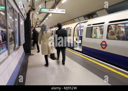 LONDON - 15. Mai: Reisende Eile bei der U-Bahnstation Green Park am 15. Mai 2012 in London. Die Londoner U-Bahn ist der 11 Verkehrsreichsten U-worl Stockfoto