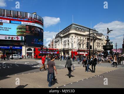 LONDON - 13. Mai: die Menschen besuchen Sie Piccadilly Circus am 13. Mai in London 2012. Mit mehr als 14 Millionen internationale Ankünfte im Jahr 2009, London ist die Mos Stockfoto