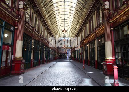 LONDON - 13. Mai: Leadenhall Market am 13. Mai 2012 in London. Es ist einer der ältesten Märkte in London, aus dem 14. Jahrhundert. Stockfoto