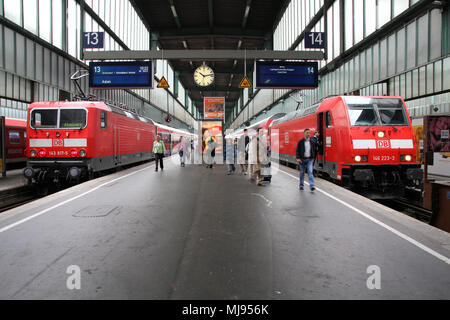 STUTTGART - 24. Juli: Deutsche Bahn Regio Zügen am 24. Juli 2010 in Stuttgart, Deutschland. DB übernahm Arriva plc im August 2010. Stockfoto