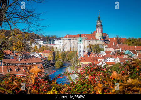 Panoramablick auf die historische Stadt Krumau mit dem berühmten Schloss Cesky Krumlov, UNESCO-Weltkulturerbe, Böhmen, Tschechische Republik Stockfoto