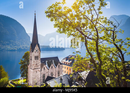 Klassische Postkartenblick auf berühmte Hallstätter See Stadt in den Alpen mit historischen Kirchturm im malerischen goldenen Morgenlicht an einem schönen sonnigen Tag Stockfoto