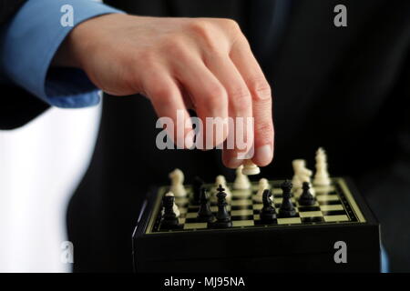 Geschäftsmann, die Schach spielen Stockfoto