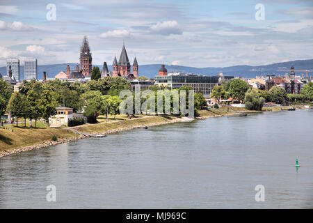 Mainz, Deutschland - Stadt in Rheinland-Pfalz. Skyline Skyline mit Rhein. Stockfoto