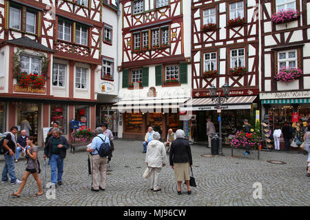 BERNKASTEL, Deutschland - Juli 19: Touristen bummeln am 19. Juli 2011 in Bernkastel-Kues, Deutschland. Nach seinem Amt für Tourismus, die Stadt wird jährlich Vis Stockfoto