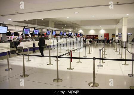 SYDNEY, AUSTRALIEN - 15. FEBRUAR 2008: Passagiere checken in Sydney Kingsford Smith Flughafen. Der Flughafen 327,190 Flugbewegungen im GJ20 Stockfoto