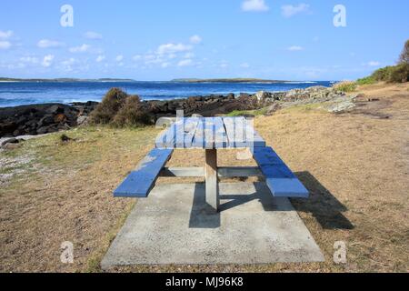 Australien Landschaft - in der Nähe von Kioloa Murramarang National Park. Picknicktisch. Stockfoto