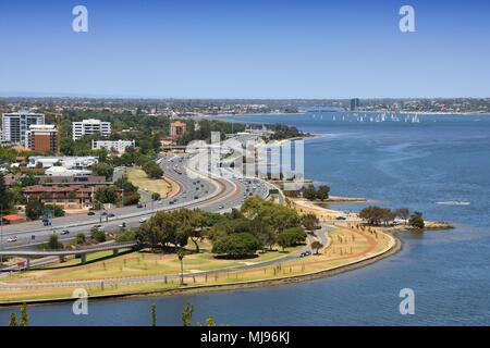 Den Kwinana Freeway in Perth, Australien. Swan River. Stockfoto