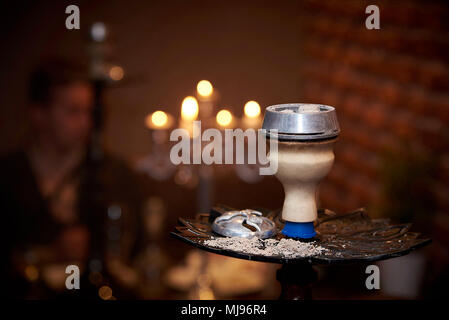 Schüssel Shisha mit Asche und Glut close-up auf einem unscharfen Hintergrund Stockfoto