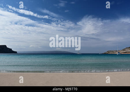 Ruhigen morgen auf Simos Beach, Elafonisos Island, Griechenland. Keine Leute am Strand. Ruhigen türkisfarbenen Meer, weiße Yachten in der Bucht Stockfoto