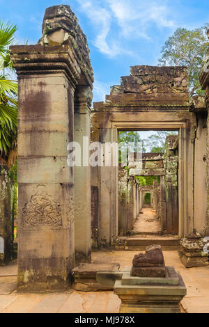 Mehrere alte Türrahmen Ruinen mit Schnitzereien, die zu einem Korridor, der berühmten Bayon Tempel in Kambodscha. Stockfoto