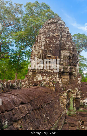 Eine heitere und lächelndes Gesicht Skulptur auf eine Ecke Turm in den Bayon Tempel in Angkor, Siem Reap, Kambodscha. Stockfoto