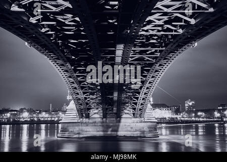 Mainz, Theodor-Heuss-Brücke in Schwarz und Weiß Stockfoto