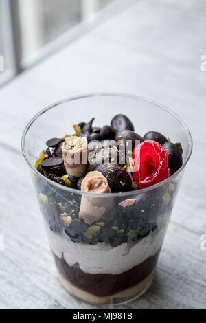 Chocolate Chips Parfait mit Joghurt im Glas Schale auf weißem Holz- Oberfläche Stockfoto