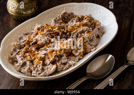 Tscherkessische Huhn/Cerkez Tavugu (Cerkes) auf woden Oberfläche Stockfoto